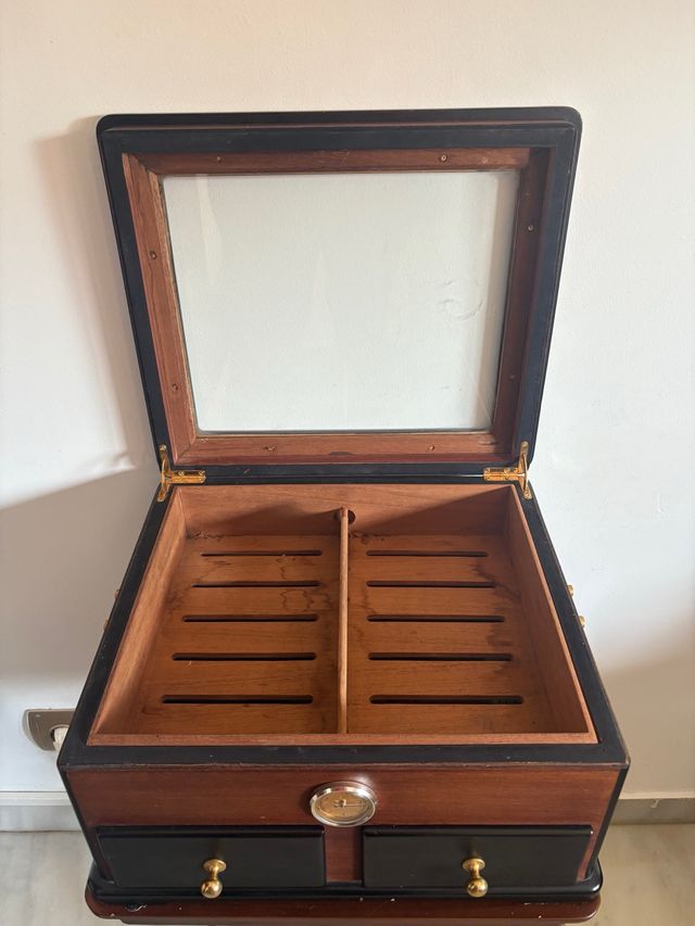 Humidor de madera con cristal y cajones