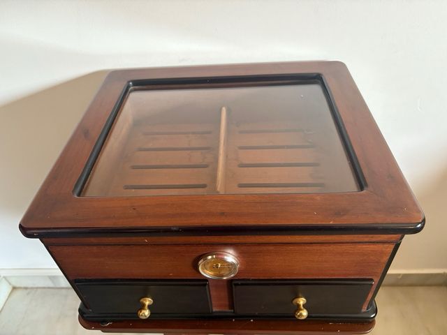 Humidor de madera con cristal y cajones