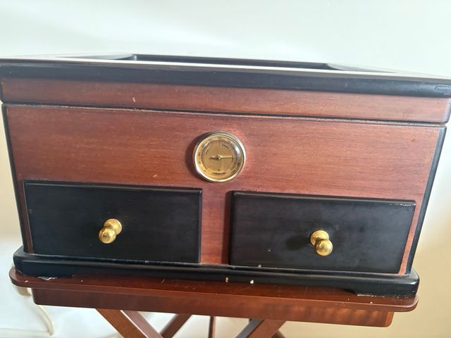 Humidor de madera con cristal y cajones