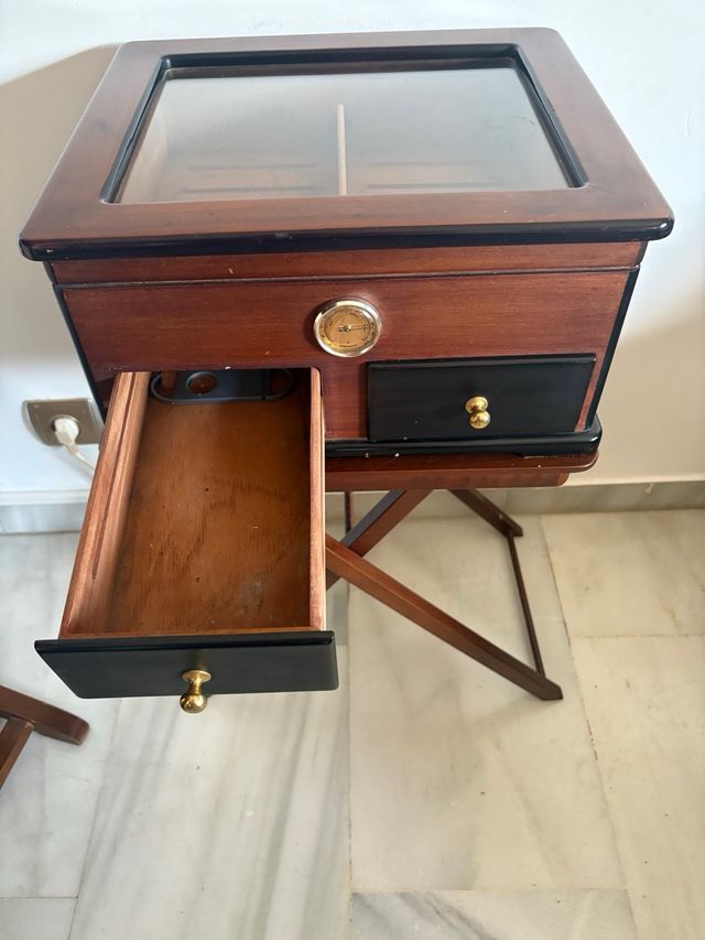 Humidor de madera con cristal y cajones