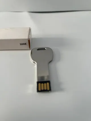 Memoria USB metálica 32GB forma de llave NUEVA
