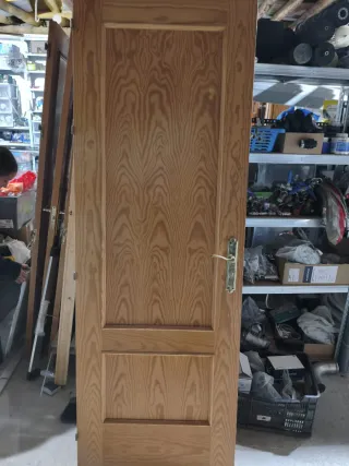 Puerta de madera maciza