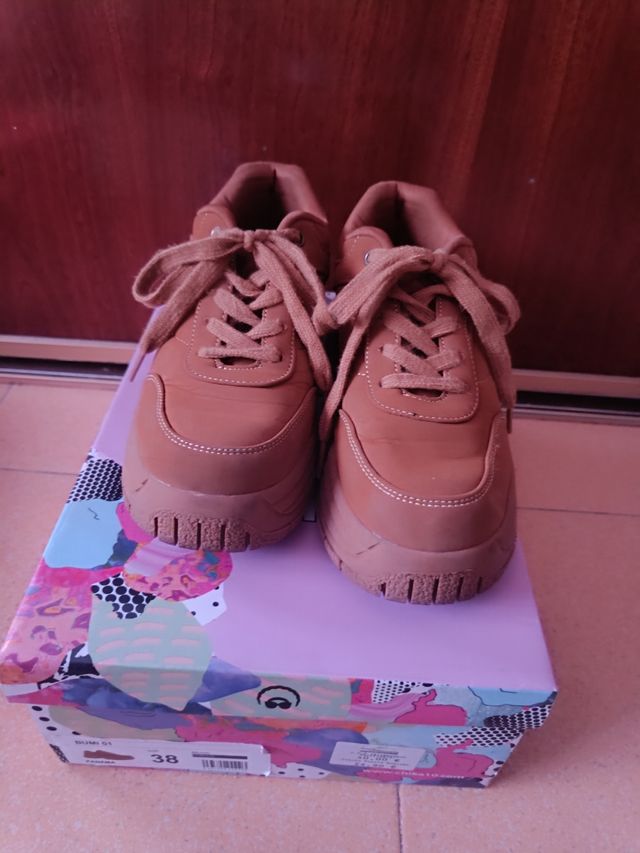 Playeras marrones con cuña talla 38