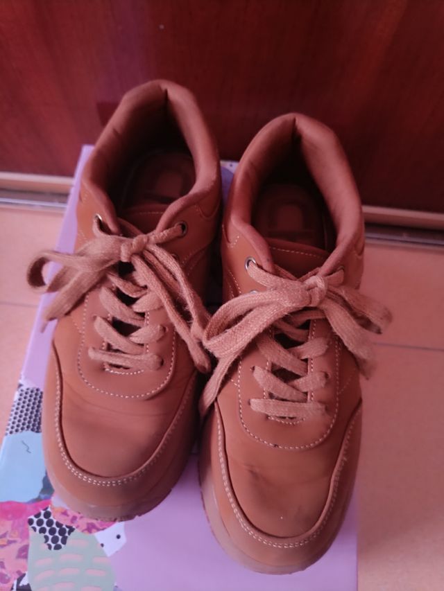 Playeras marrones con cuña talla 38