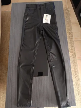 Pantalón Pull and Bear negro talle 34.Sin estrenar