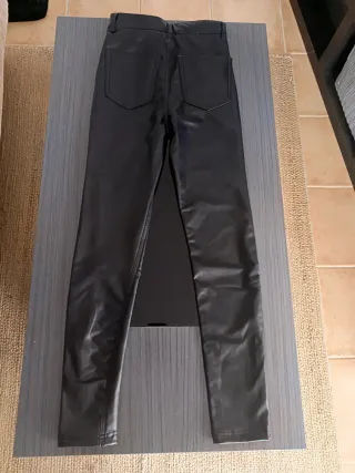 Pantalón Pull and Bear negro talle 34.Sin estrenar