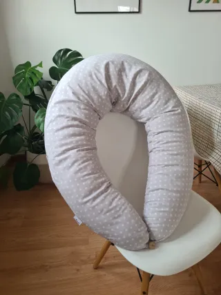 Cojín de lactancia gris con lunares blancos