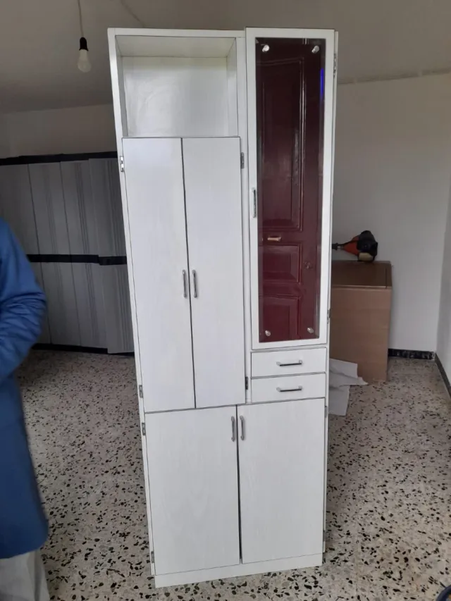 Armario de baño blanco y madera