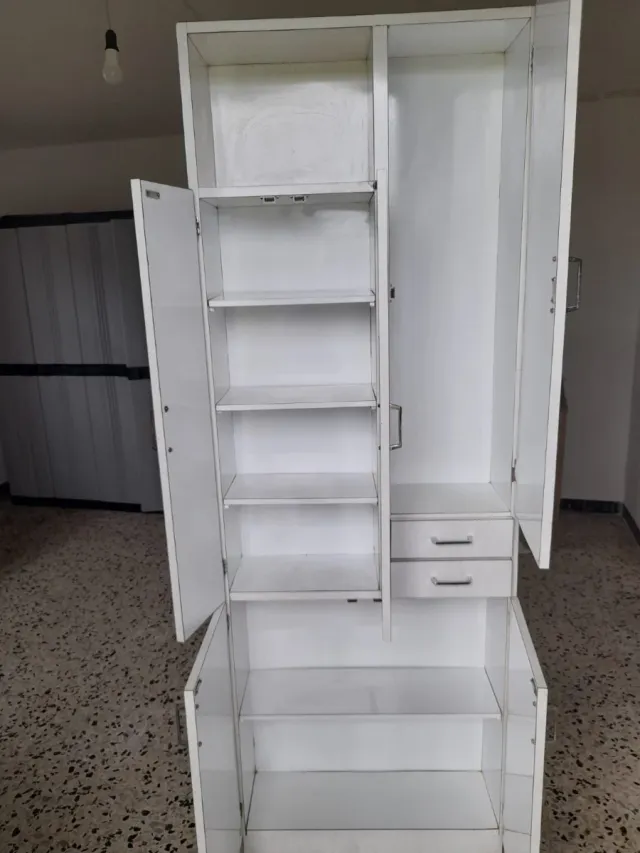 Armario de baño blanco y madera