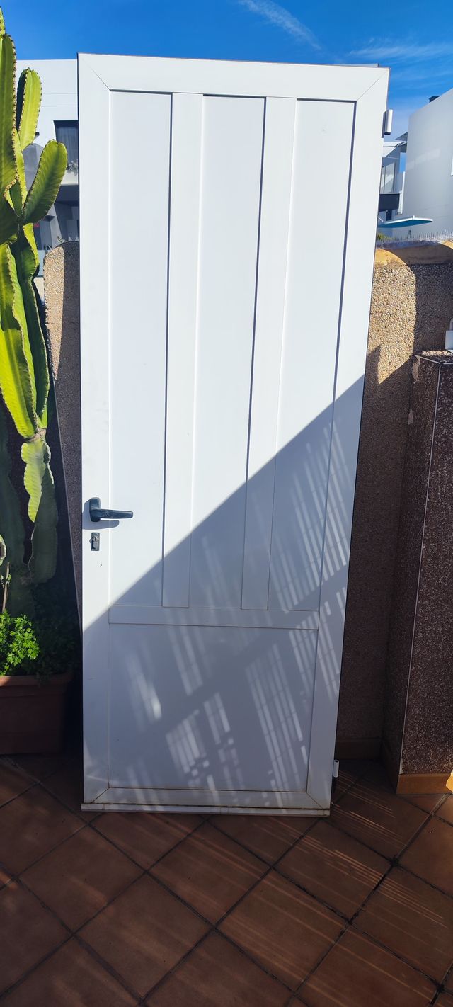 Puerta de aluminio blanca