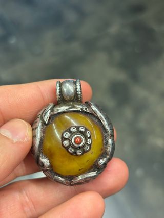 Colgante Plata y Ámbar Nepalí tallado con animales