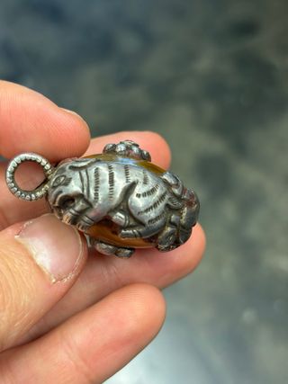 Colgante Plata y Ámbar Nepalí tallado con animales