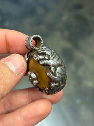 Colgante Plata y Ámbar Nepalí tallado con animales
