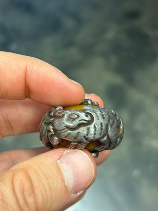 Colgante Plata y Ámbar Nepalí tallado con animales