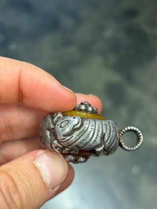 Colgante Plata y Ámbar Nepalí tallado con animales