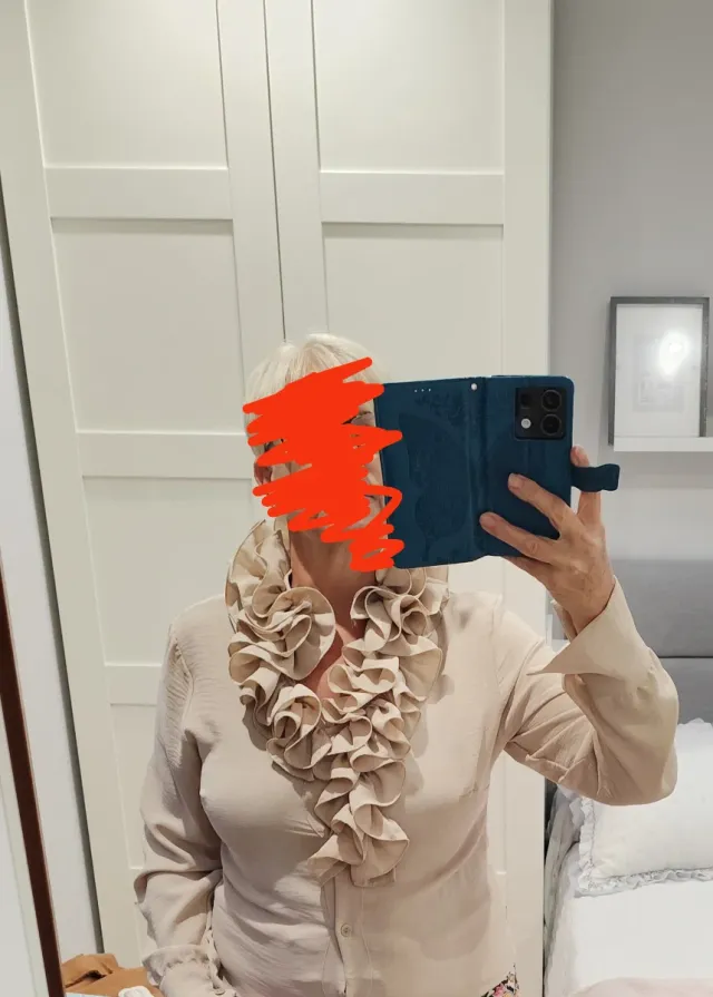 Camisa beige con volantes