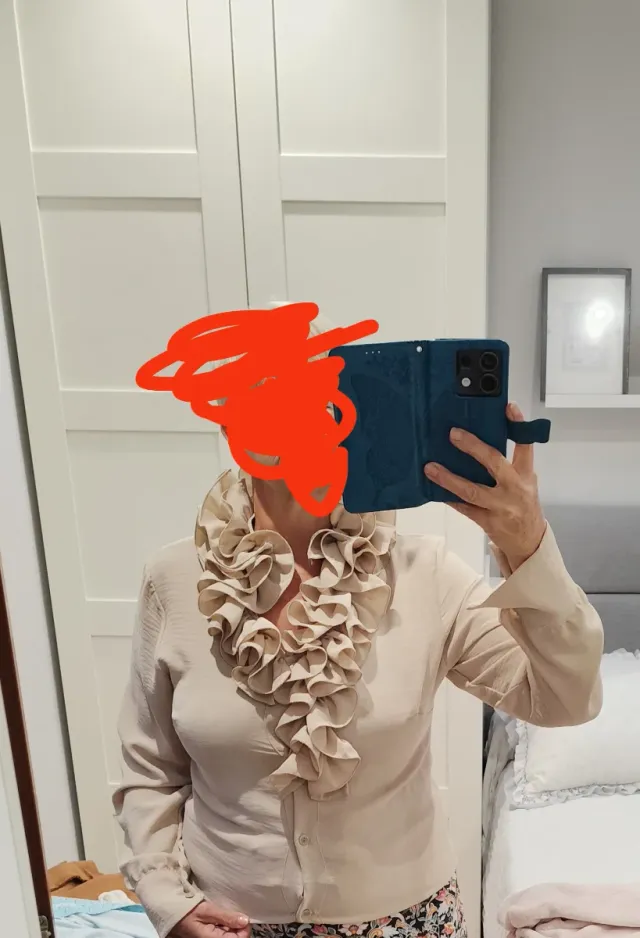 Camisa beige con volantes