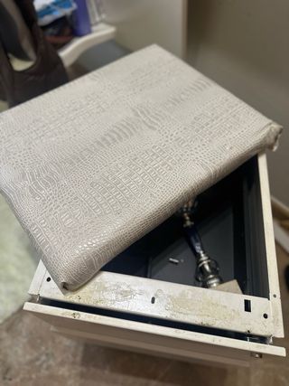 Cajonera metálica blanca con tapa polipiel ruedas