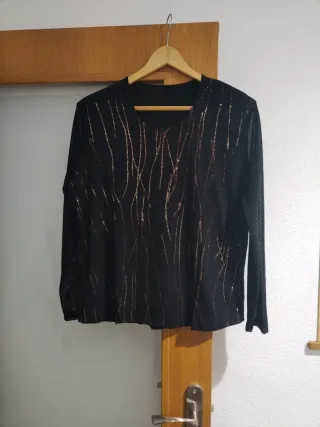 Blusa fiesta negra con detalles dorados