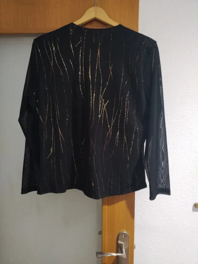 Blusa fiesta negra con detalles dorados