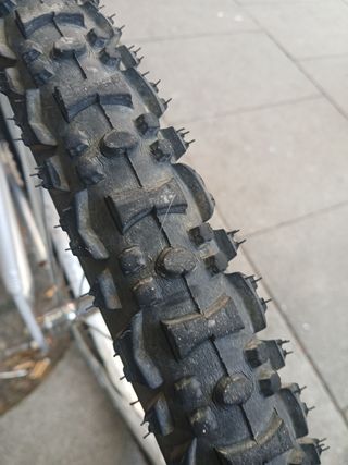 Bicicleta de montaña plateada