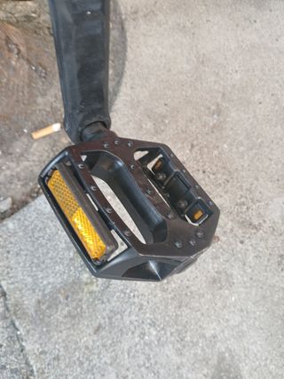 Bicicleta de montaña plateada