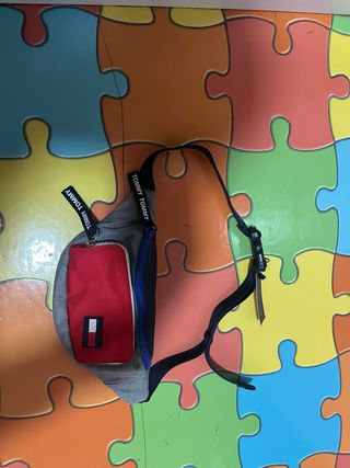 Riñonera Tommy Hilfiger Gris y Roja