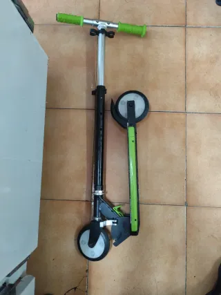 Patinete plegable verde y negro