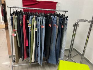 Mobili per negozio di abbigliamento in legno e metallo