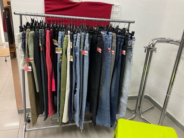 Mobiliario Tienda Ropa Madera y Metal