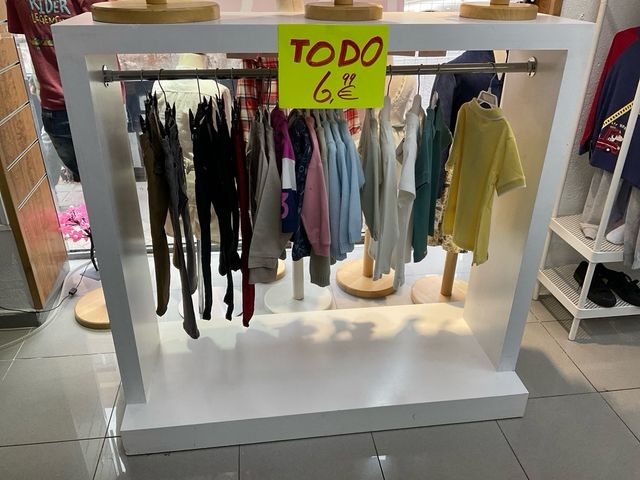 Mobiliario Tienda Ropa Madera y Metal