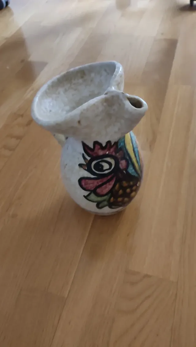 Antica brocca in ceramica decorata con gallo