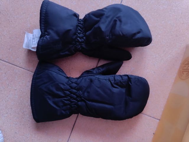 Botas de nieve y manoplas para niños