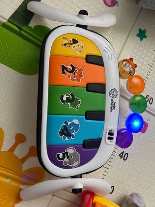 Gimnasio de actividades para bebés con piano