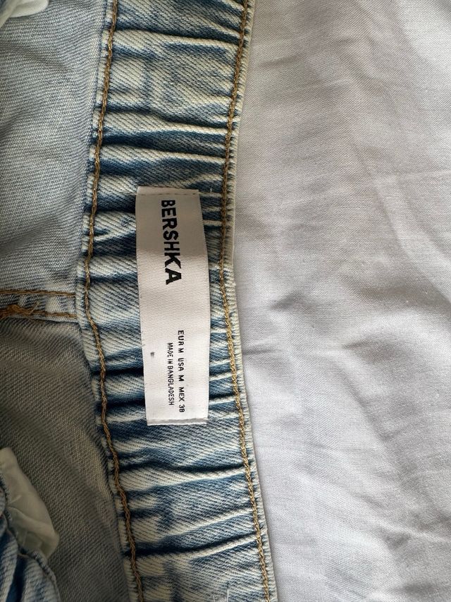 Vaqueros desgastados con cordón