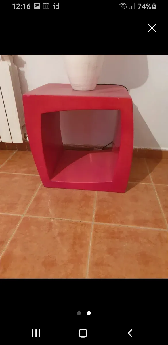 Mesa auxiliar roja moderna