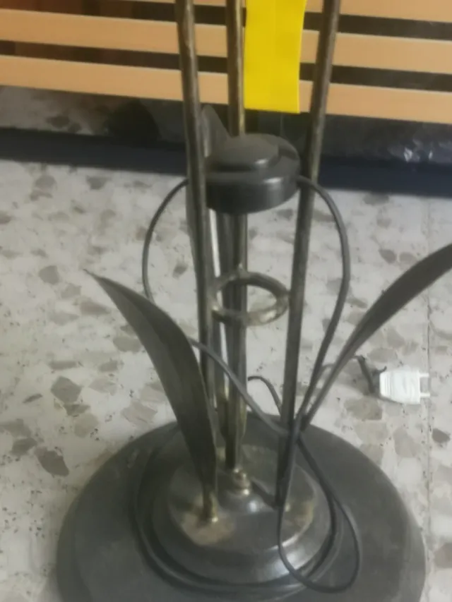 Lámpara de pie dorada y negra