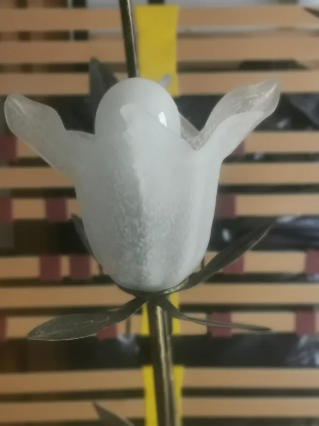 Lámpara de pie dorada y negra