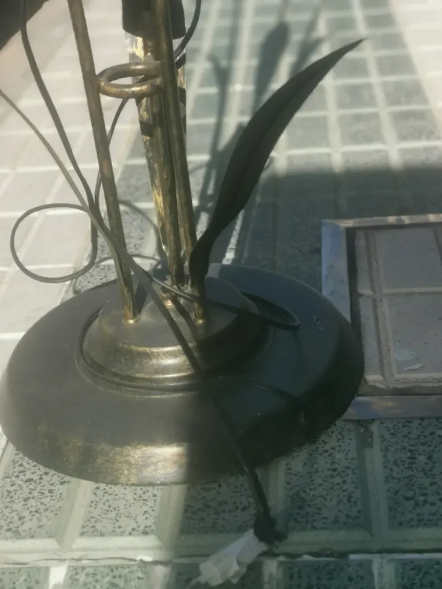 Lámpara de pie dorada y negra