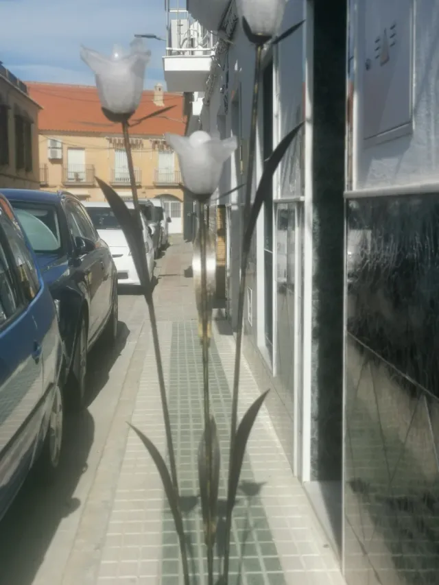 Lámpara de pie dorada y negra