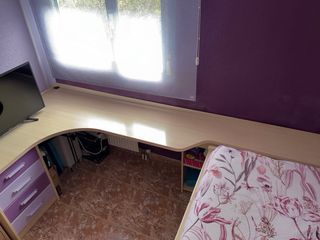 Habitación juvenil morada y rosa