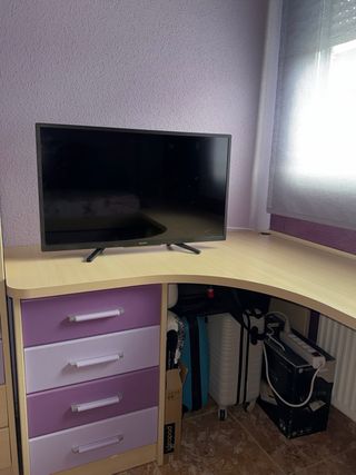 Habitación juvenil morada y rosa