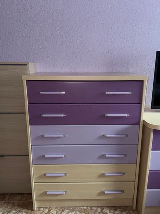 Habitación juvenil morada y rosa