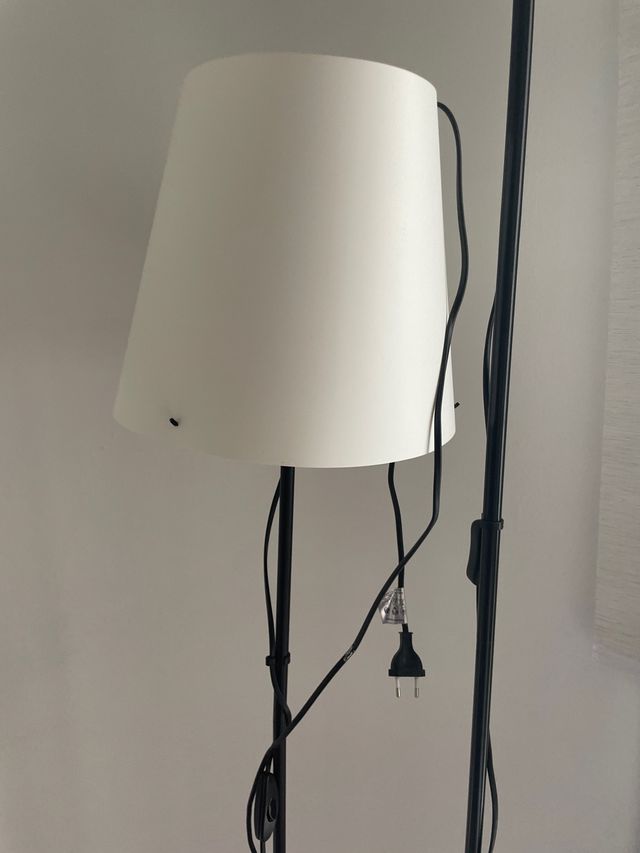 Lampada da terra Ikea nera e bianca