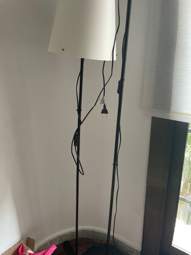 Lampada da terra Ikea nera e bianca