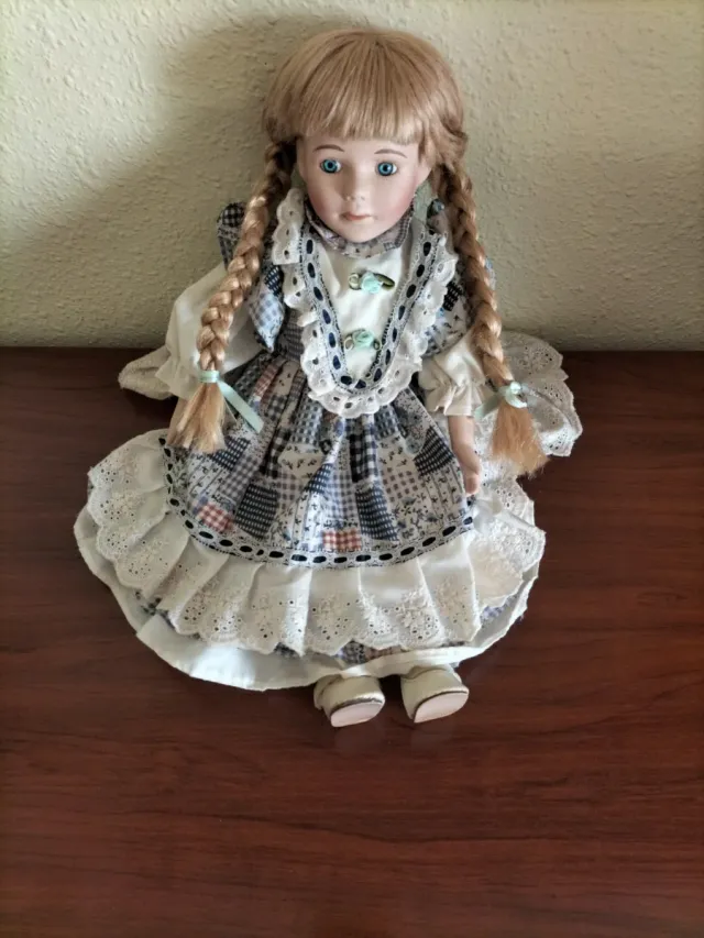 Muñeca de porcelana con trenzas