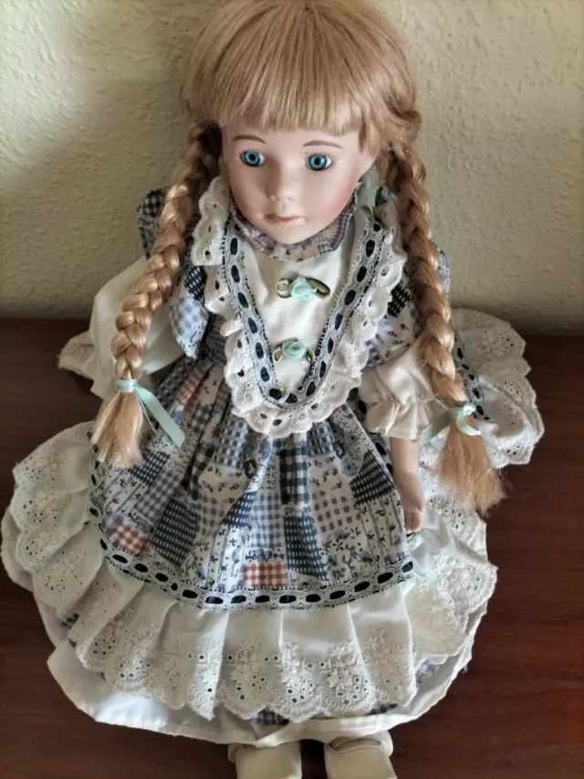 Muñeca de porcelana con trenzas