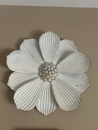 Flor de pared decorativa metal blanco y oro