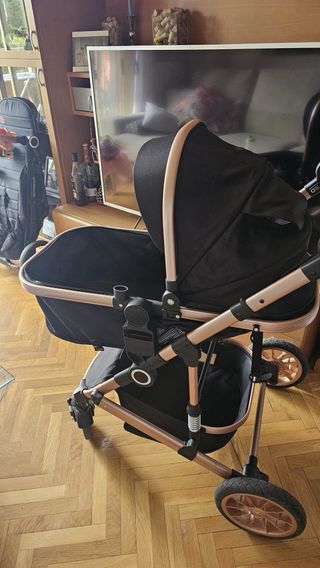 Carrito de bebé negro y dorado