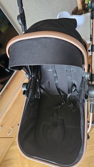 Carrito de bebé negro y dorado